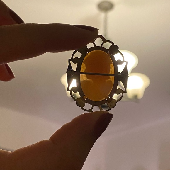 Authentic vintage shell cameo brooch with filigree frame - Picture 8 of 12